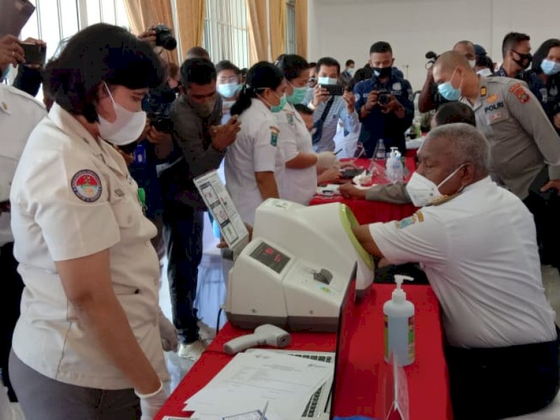 Gubernur Papua Barat Dominggus Mandacan menjalani vaksinasi tahap 2.