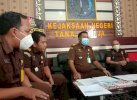 Kejari Tator Serahkan Barang Bukti Kasus Investasi Bodong Axelle Rp3,5 M