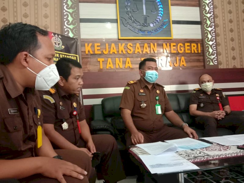 Kejari Tator memberi keterangan pers terkait penyerahan barang bukti investasi bodong PT Axelle Jaya. 