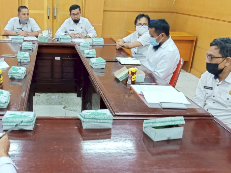 Rapat dengan Tim Penyusun LKPJ dan LPPD, Rabu (3/3/2021), di Ruang Rapat Sekda Lutra. 