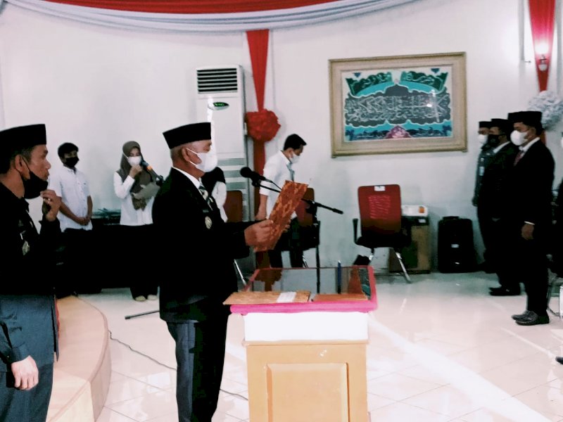 Bupati Enrekang Muslimin Bando saat melantik 48 Kepala UPT Disdikbud. 
