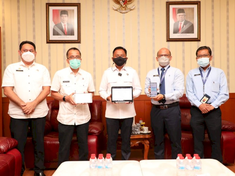 Kepala Kantor Pelayanan Pajak saat menyerahkan laporan SPT tahunan Pemkab Bantaeng. 
