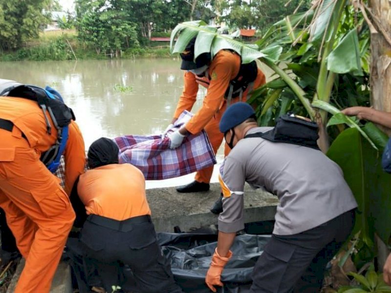 Tim gabungan mengevakuasi korban hanyut di Sungai Walennae. 