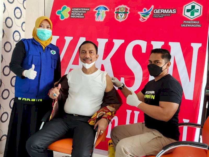 Wabup Wajo Amran saat divaksin perdana. 