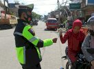 Polisi di Torut Tempel Stiker 'Ayo Pakai Masker' ke Kendaraan Pengguna Jalan