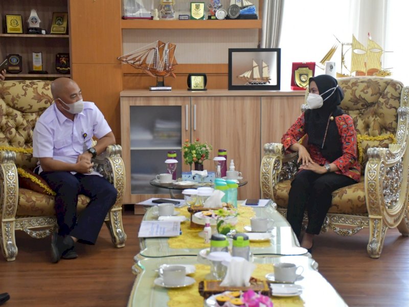 Bupati Lutra menerima Kepala Balai Besar Wilayah Sungai Pompengan Jeneberang (BBWSPJ) Kementerian PUPR, Adenan Rasyid, Kamis (4/3/2021), di Ruang Kerja Bupati Luwu Utara.