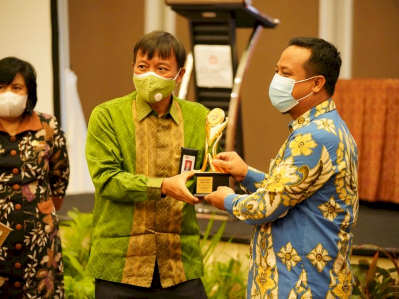 Plt Gubernur Sulsel Andi Sudirman Sulaiman saat menerima penghargaan TPKAD Award. 