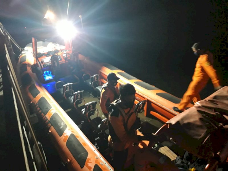 Petugas gabungan bersiap menuju ke Pulau Liukang Loe untuk mengevakuasi kapal nelayan yang mati mesin. 
