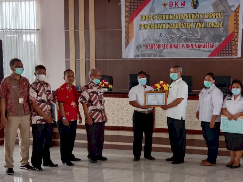 BKPSDM Tator saat menerima penghargaan dari BKN Regional IV. 