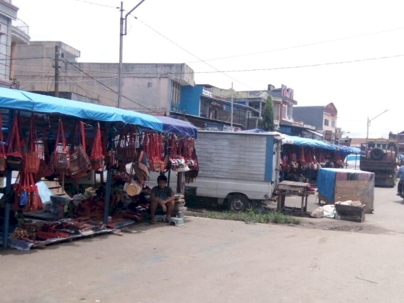 Eks pedagang Pertokoan Rantepao mendirikan tenda jualan di Terminal Bolu. 