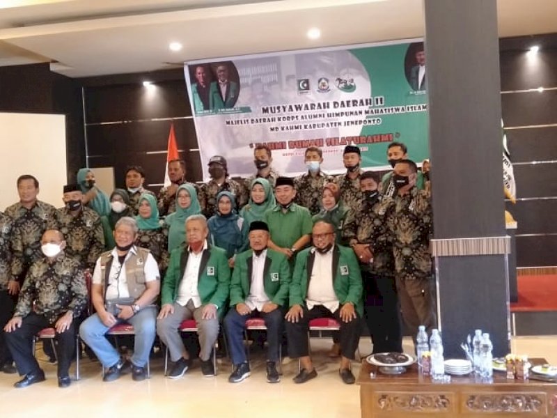 Foto bersama Moh Roem dengan pengurus KAHMI Jeneponto. 