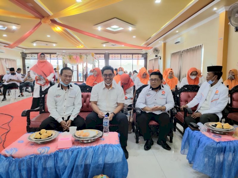 Bupati Bulukumba Andi Muchtar Ali Yusuf menghadiri pelantikan pengurus PKS. 