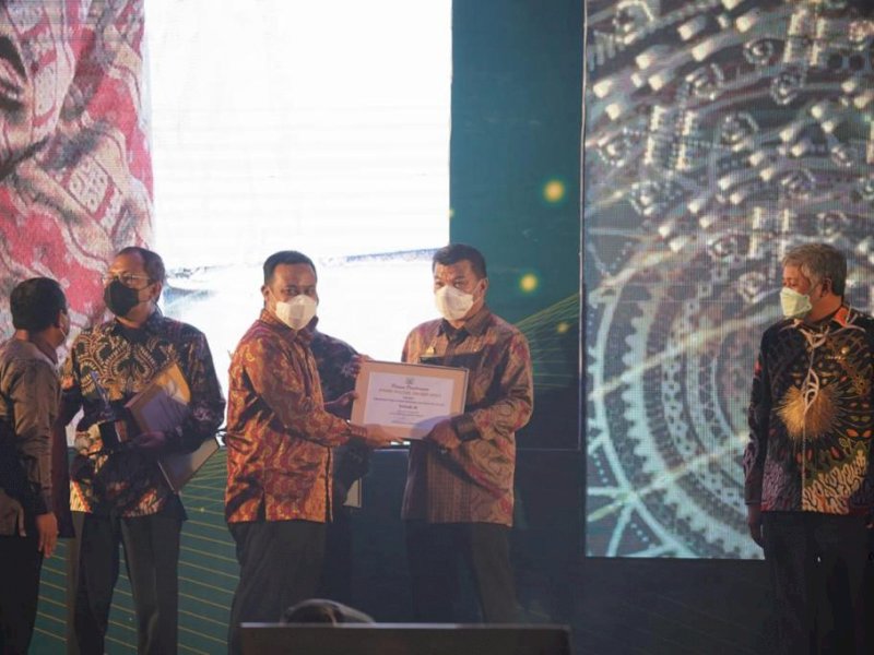 Bupati Bulukumba Muchtar Ali Yusuf menerima Pinisi Sultan Award. 