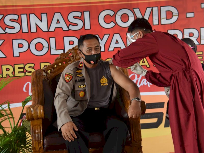 Wakapolres Bone saat menjalani vaksinasi. 
