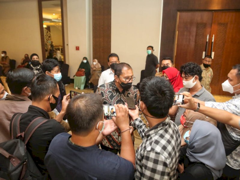 Wali Kota Makassar Danny Pomanto saat diwawancarai awak media. 