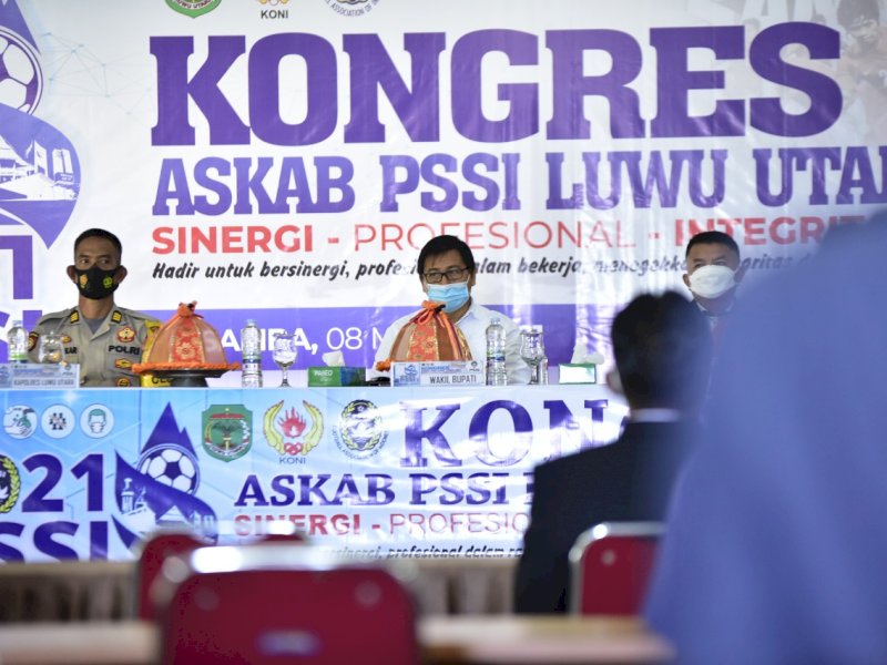 Wabup Lutra saat membuka Kongres Askab PSSI Lutra. 