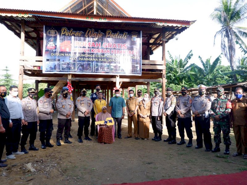 Rumah gratis untuk Nenek Wilo melalui Polres Wajo Peduli. 