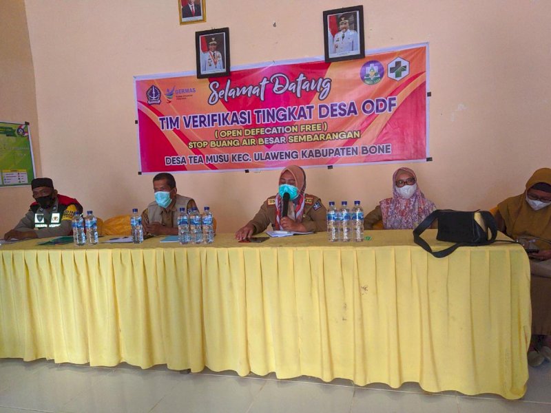 Camat Ulaweng saat menghadiri verifikasi desa ODF di Desa Tea Musu. 