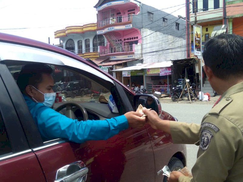 Penarikan retribusi parkir di Torut. 