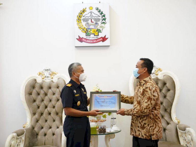Plt Gubernur Sulsel Andi Sudirman Sulaiman saat memberikan penghargaan ke Kanwil Bea Cukai. 