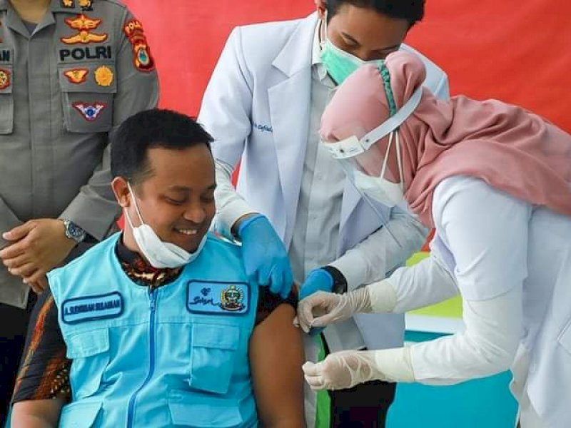 Plt Gubernur Sulsel Andi Sudirman Sulaiman saat divaksin. 