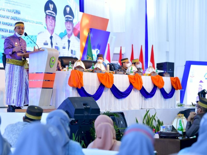 Plt Gubernur Sulsel Andi Sudirman Sulaiman saat menghadiri HUT Barru. 
