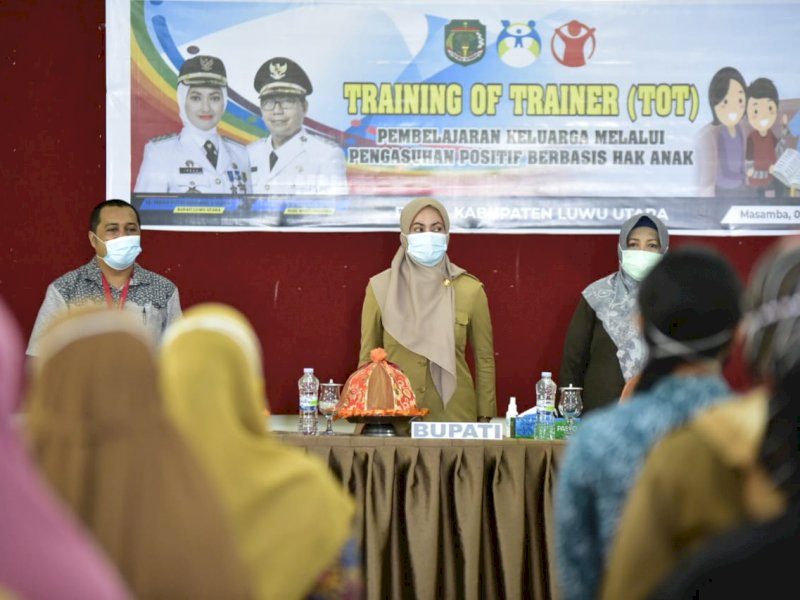 Bupati Luwu Utara Indah Putri Indriani membuka kegiatan  fasilitator edukator, Selasa (9/3/2021), di Aula Hotel Bukit Indah, Masamba. 