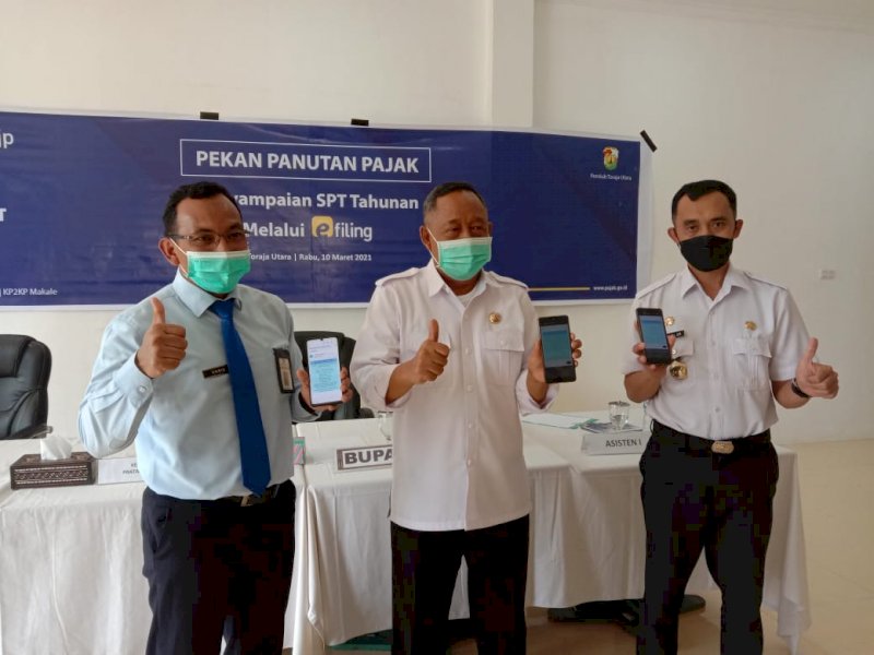 Kepala KPP Pratama Palopo Khris Rolanto bersama Bupati Torut Kalatiku Paembonan. 