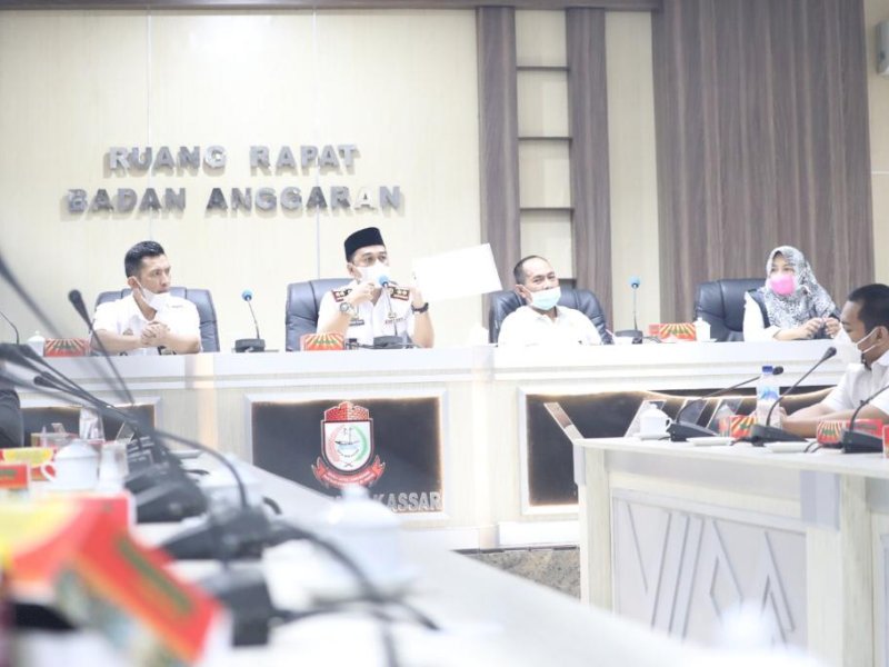 Sekwan DPRD Makassar saat menggelar rapat dengan staf sekretariat. 