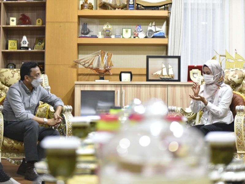 General Manager PLN UIW Sulselrabar Awaluddin Hafid saat berdiskusi dengan Bupati Lutra. 