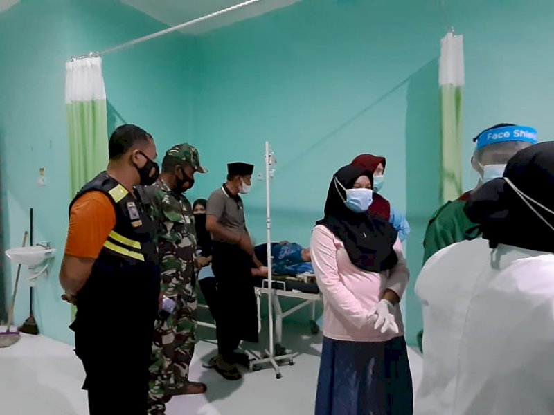 Korban keracunan makanan saat dirawat di puskesmas. 