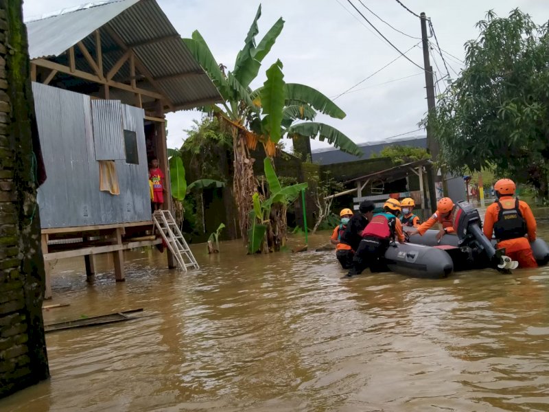 Evakuasi pengungsi banjir. 