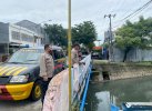 Curah Hujan Tinggi, Personel Polsek Makassar Patroli di Bantaran Kanal