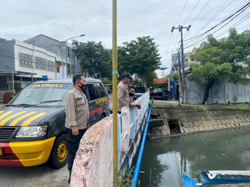 Personel Polsek Makassar saat partoli di bantaran kanal. 