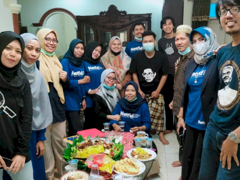 Anggota Bawaslu Sulsel Saiful Jihat saat foto bersama pengurus Netfid Sulsel. 