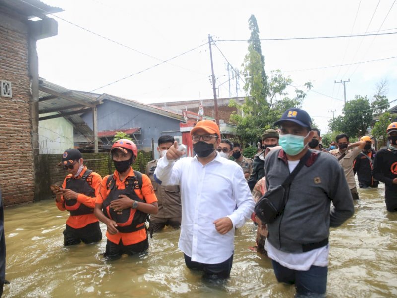Wali Kota Makassar saat meninjau lokasi banjir. 