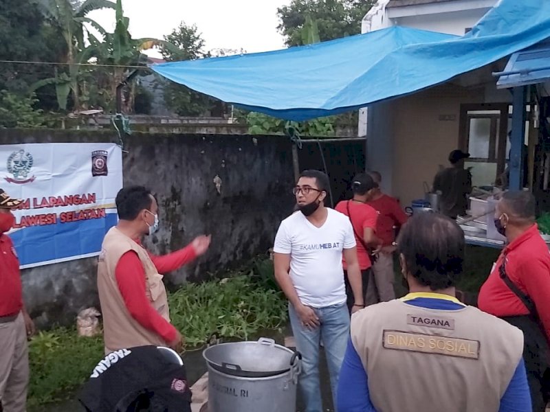 Legislator Makassar Mario David saat memberikan bantuan untuk korban banjir di Biringkanaya. 