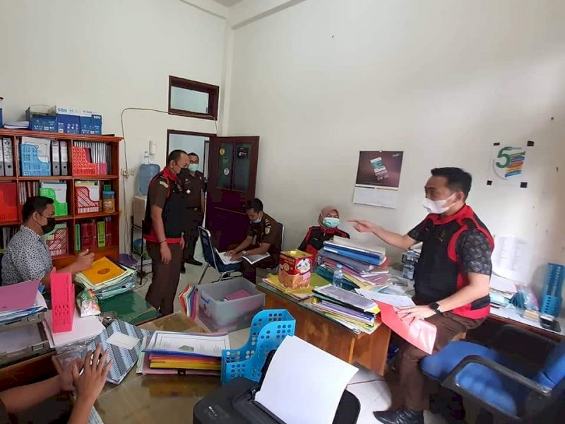 Tim Kejari Sengkang saat menggeledah Kantor Kemenag Wajo. 