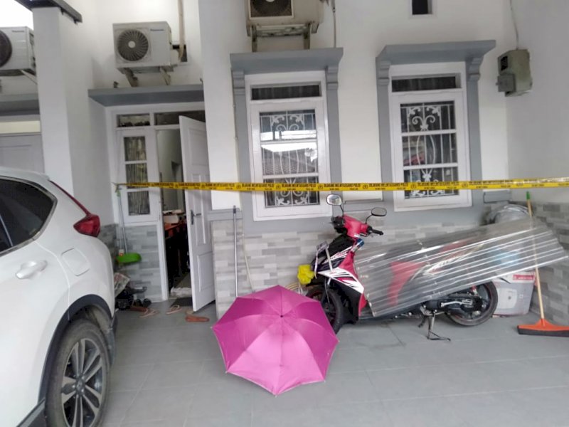 TKP wanita paruh baya ditemukan tewas. 