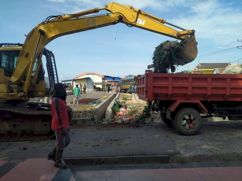 Alat berat dikerahkan membersihkan fasilitas umum di Kota Bulukumba. 
