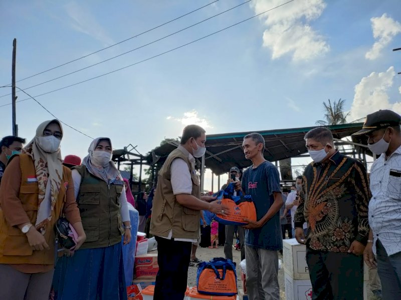 Bupati Wajo Amran Mahmud saat menyerahkan bantuan korban kebakaran di Lawesso. 