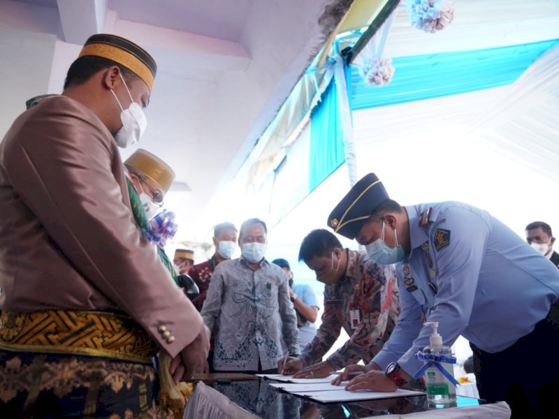Plt Gubernur Sulsel Andi Sudirman Sulaiman saat Kantor Layanan Terpadu Satu Atap (LTSA) Pekerja Migran Indonesia (PMI). 