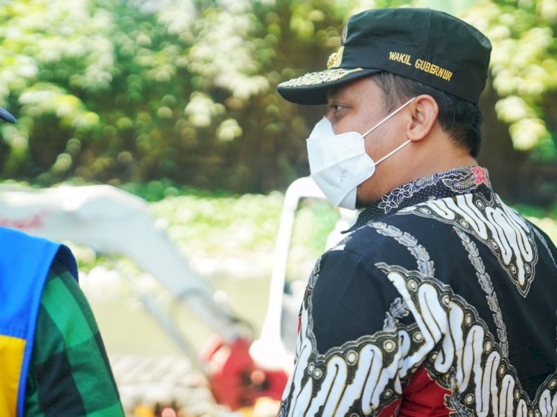Plt Gubernur Sulsel saat meninjau pengerukan di Biringkanaya. 