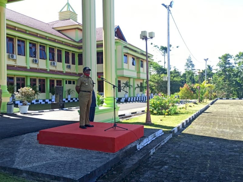 Bupati Teluk Bintuni Petrus Kasihiw memimpin apel.