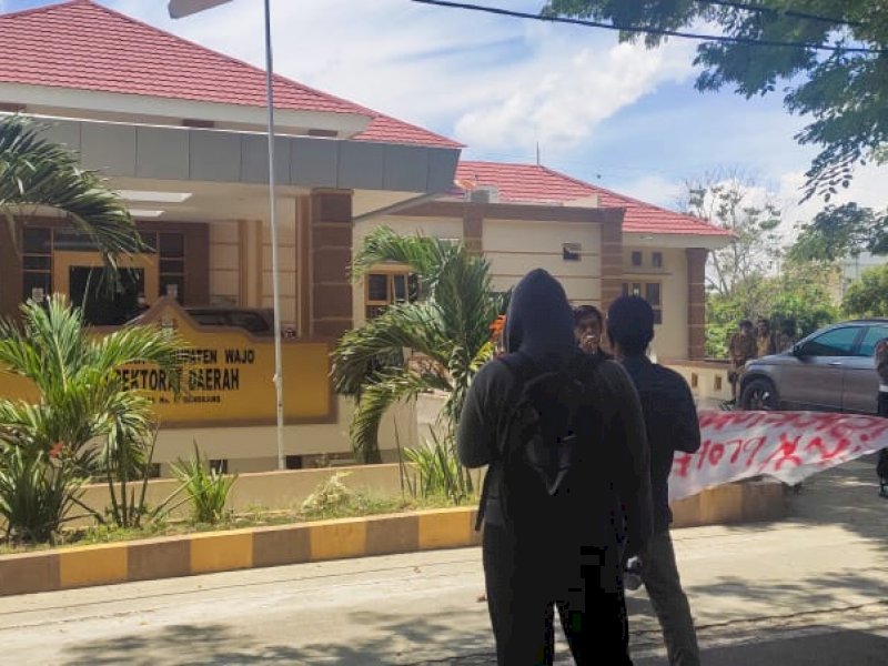 Aksi Unjuk Rasa AMIWB di Kantor Inspektorat Wajo. 