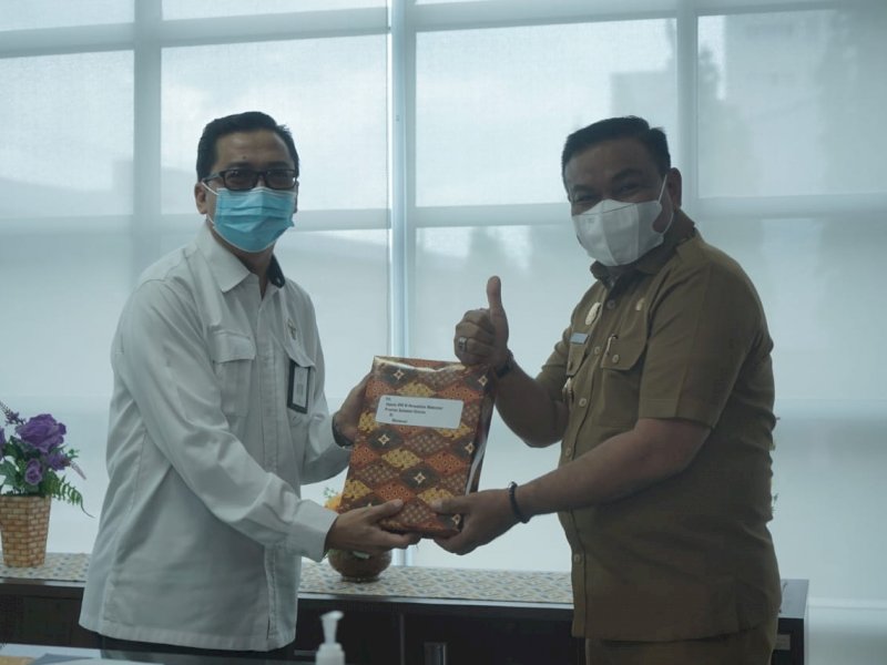 Bupati Bone Fashar Padjalangi saat menyerahkan LKPD 2020.