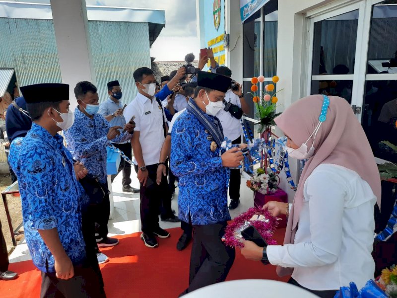 Bupati Wajo saat meresmikan Kantor Desa Lampulung. 