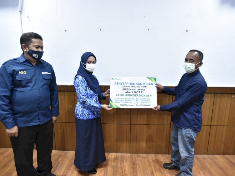 Santunan JKm BPJS diserahkan Bupati Luwu Utara, Indah Putri Indriani, secara simbolis kepada masing-masing ahli waris.