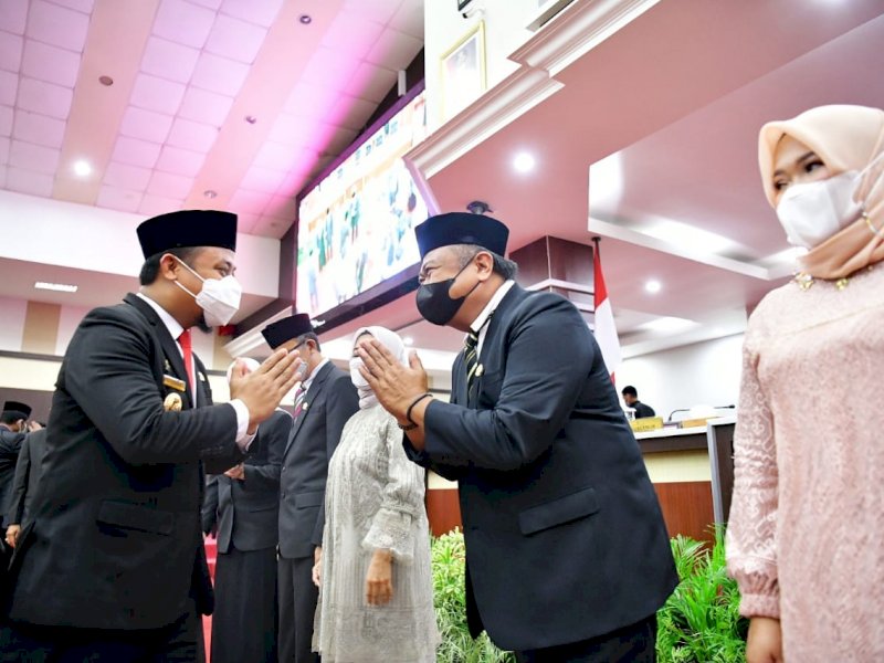 Plt Gubernur Sulsel saat mengucapkan selamat kepada 2 PAW Anggota DPRD Sulsel