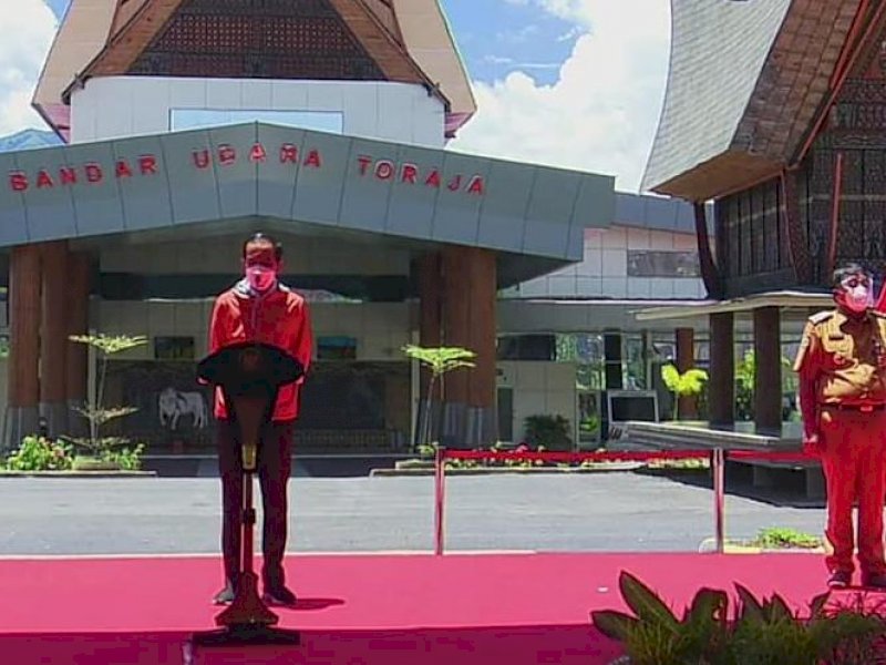 Presiden Jokowi saat meresmikan Bandara Toraja. 